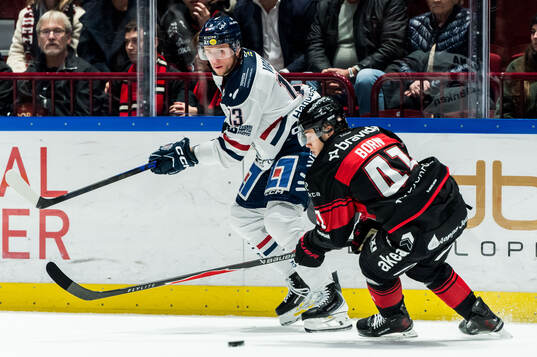 Linköpings Jakub Vrana och Malmö Redhawks Isac Born