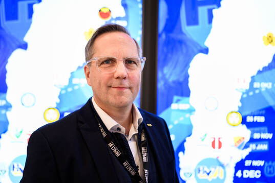 Richard Nylin, klubbdirektör HV71 vid ett mingel