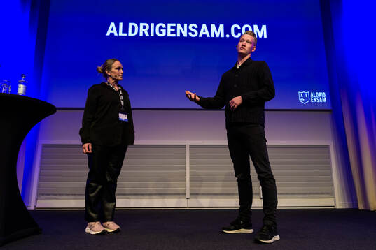 Moderator Frida Boklund och Charlie Eriksson, grundare