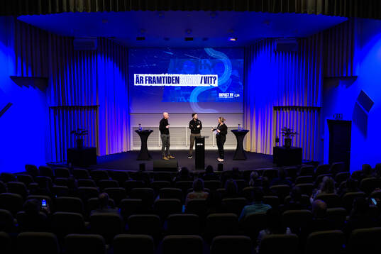 Domare Mikael Holm, Mattias Enroth och moderator Frida