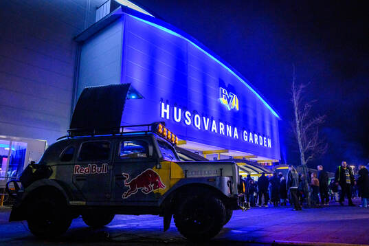 En bil från Red Bull utanför Husqvarna Garden