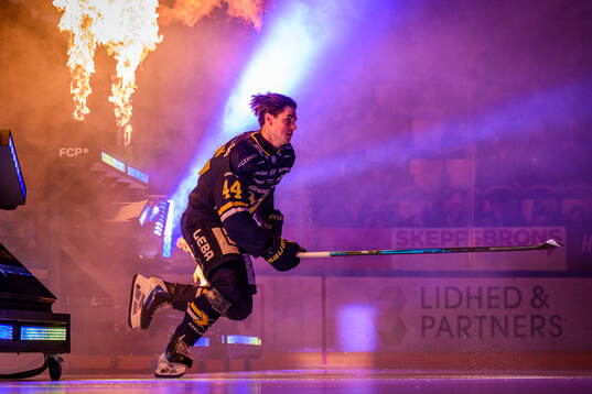 HV71s Hugo Fransson åker in på isen
