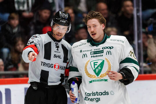 Domare Andreas Harnebring och Färjestads målvakt Emil