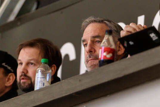 Philadelphia Flyers scout John LeClair på läktaren