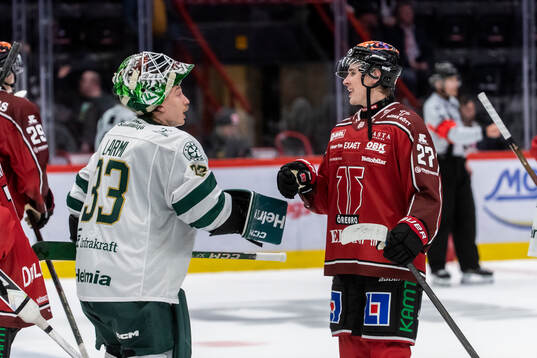 Färjestads målvakt Emil Larmi och Örebros Sampo Ranta