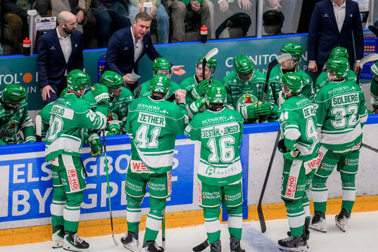 Rögles tränare Dan Tangnes håller time out