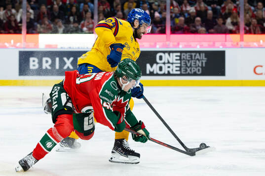 Djurgårdens Ludvig Rensfeldt och Frölundas Jacob Peterson