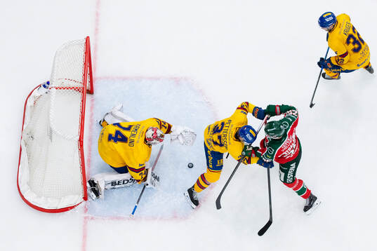 Frölundas Arttu Ruotsalainen mot Djurgårdens målvakt