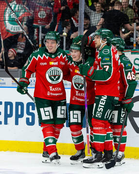 Frölundas Ivar Stenberg jublar med lagkamrater