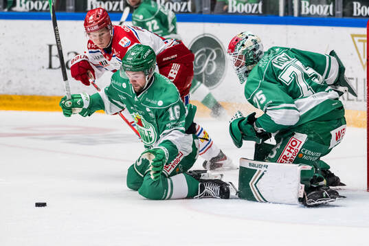 Rögles Lukas Ekeståhl-Jonsson och målvakt Arvid Holm