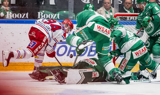 Timrås Sebastian Hartmann och Rögles målvakt Arvid Holm