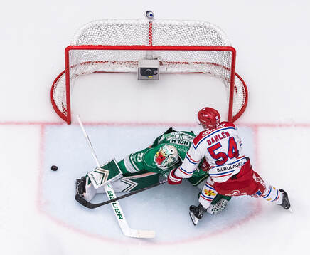 Rögles målvakt Arvid Holm och Timrås Jonathan Dahlén