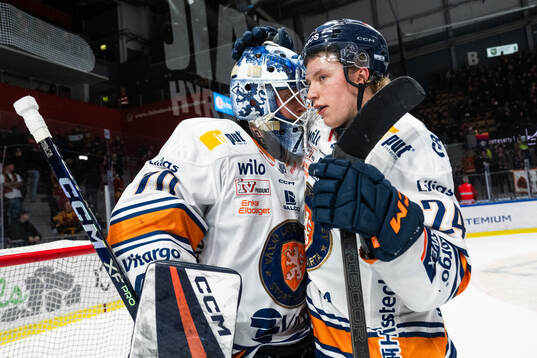 Växjös målvakt Adam Åhman och Karl Henriksson jublar