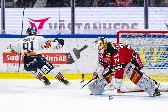 Växjös Felix Robert jublar och Luleås målvakt Joel