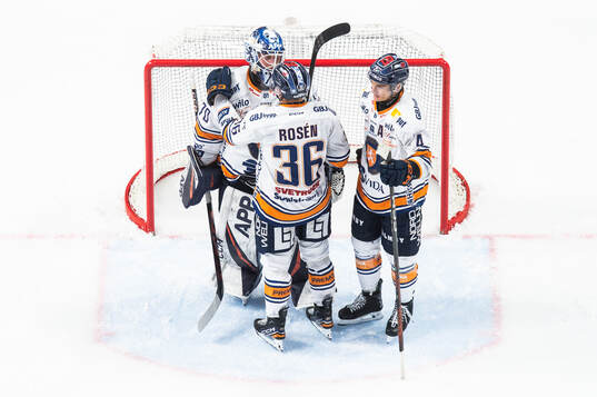 Växjös målvakt Adam Åhman, Elias Rosén och Keegan Lowe