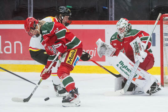 Modos Mira Hallin och målvakt Tindra Holm