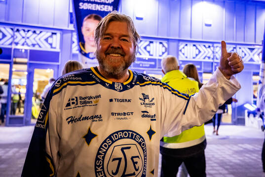 Tomas Brolin utanför Tegera Arena