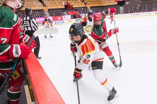 Brynäs Viivi Vainikka och Modos Mira Hallin