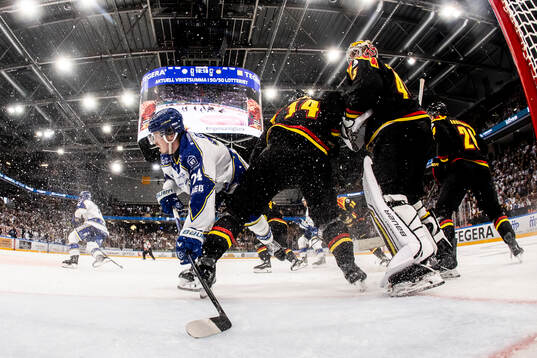 Leksands Arvid Eljas och Brynäs målvakt Damian Clara