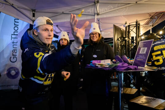 HV71s Hugo Pettersson kastar pil
