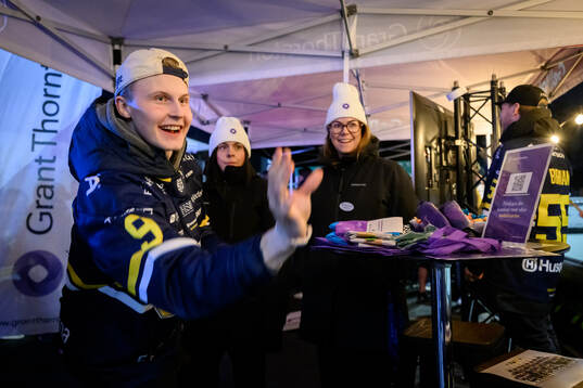 HV71s Hugo Pettersson kastar pil