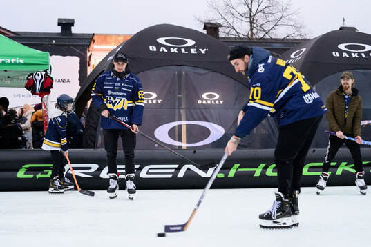 HV71s Santeri Hatakka och Lukas Rousek åker rullskridskor