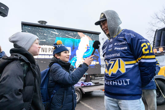 HV71s Jonathan Ang blir intervjuad