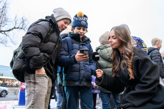 Besökare pratar med Sanna Lindqvist, social emdia manager