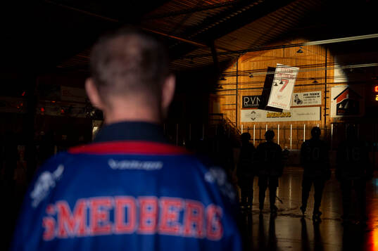 Stefan Smedberg får sin tröja nummer 7 hissad innan