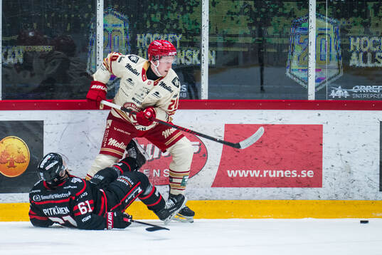 Nybros Miikka Pitkänen och Kalmars Scott Walford