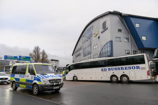 Polisbil och buss utanför Husqvarna Garden