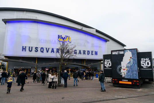 Besökare utanför ishockeymatchen i SHL mellan HV71 och