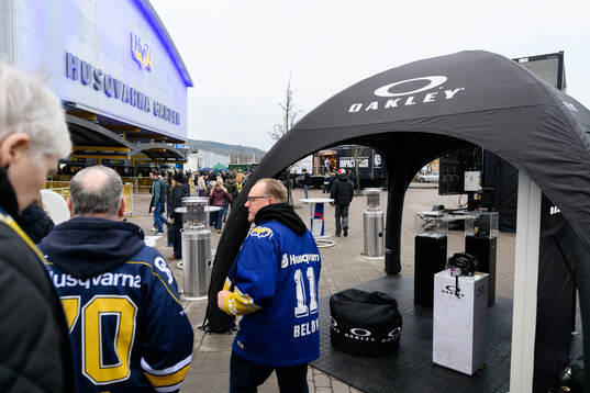 Besökare utanför ishockeymatchen i SHL mellan HV71 och