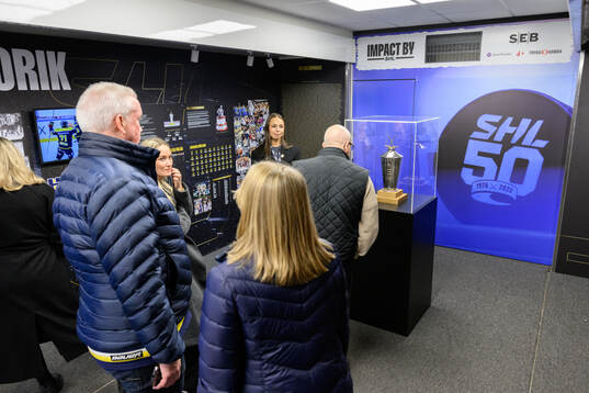 Besökare utanför ishockeymatchen i SHL mellan HV71 och