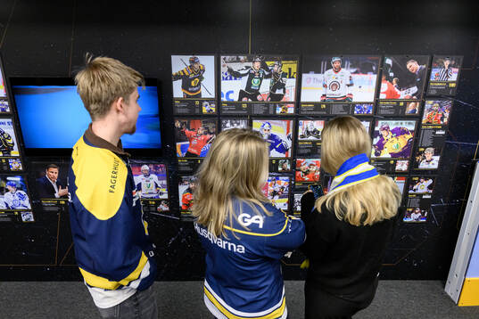 Besökare utanför ishockeymatchen i SHL mellan HV71 och