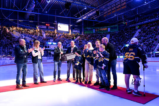 HV71 delar ut en check till Min Stora dag