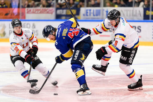 Malmö Redhawks Joona Ikonen och HV71s Riley Woods och
