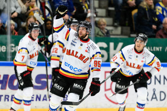 Malmö Redhawks Carl Persson jublar