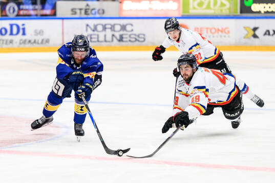 HV71s Mattias Tedenby och Malmö Redhawks Seth Barton