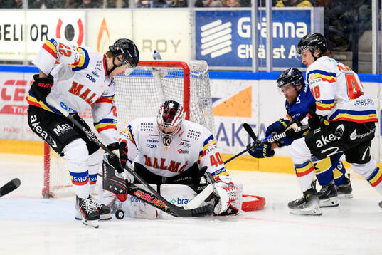 Malmö Redhawks Janne Kuokkanen och målvakt Oskar Blomgren