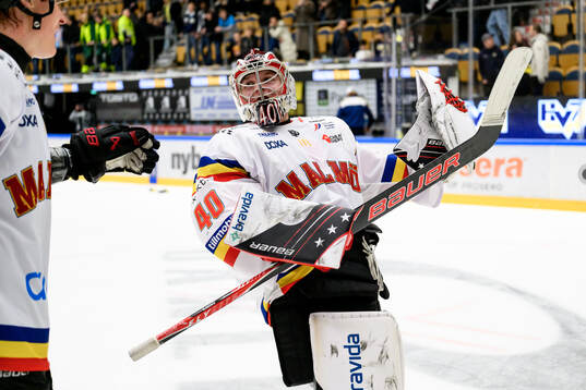 Malmö Redhawks målvakt Oskar Blomgren jublar
