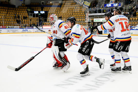 Malmö Redhawks målvakt Oskar Blomgren jublar
