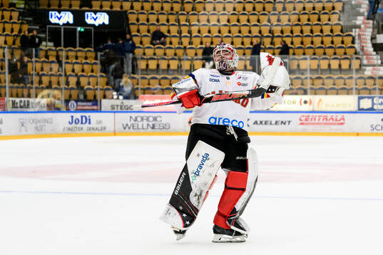 Malmö Redhawks målvakt Oskar Blomgren jublar