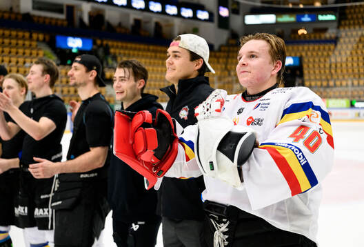 Malmö Redhawks målvakt Oskar Blomgren jublar