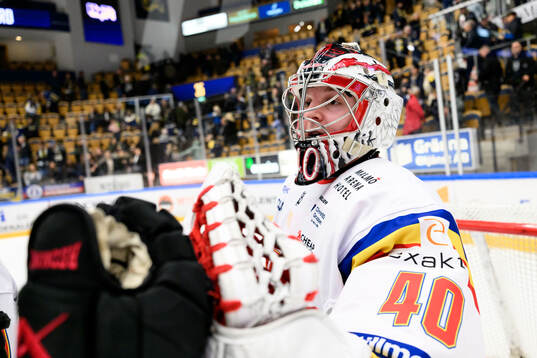 Malmö Redhawks målvakt Oskar Blomgren jublar