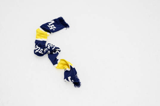 En HV71-halsduk på isen