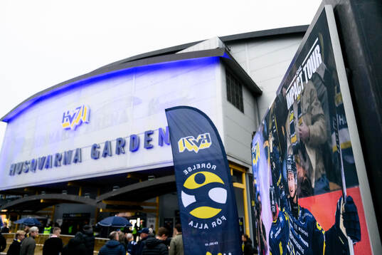 Besökare utanför ishockeymatchen i SHL mellan HV71 och