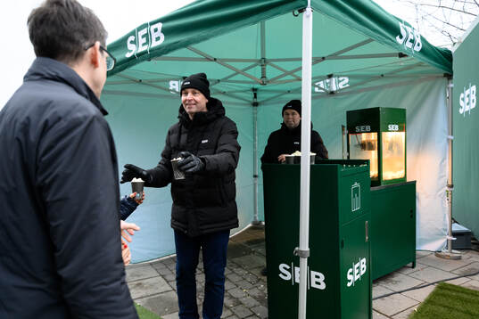 Besökare hos SEB utanför arenan
