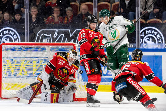 Färjestads Jack Berglund mot Luleås målvakt Joel