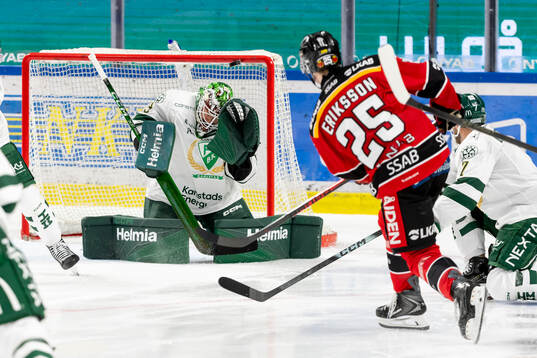 Luleås Filip Eriksson med skott mot Färjestads målvakt